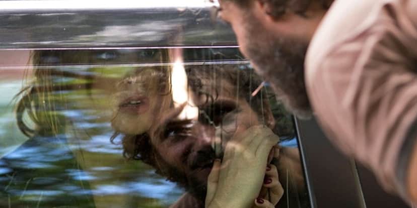 Eliza (Marina Ruy Barbosa) é levada para a cadeia e Dino (Paulo Rocha) se vangloria em Totalmente Demais (Foto: Fabiano Battaglin/Globo) Eliza (Marina Ruy Barbosa) é levada para a cadeia e Dino (Paulo Rocha) se vangloria em Totalmente Demais (Foto: Fabiano Battaglin/Globo)