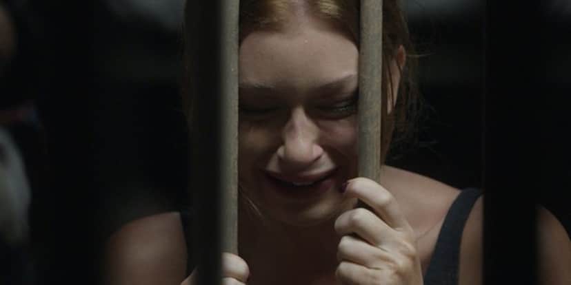 Eliza (Marina Ruy Barbosa) é presa em Totalmente Demais (Foto: Reprodução/Globo)