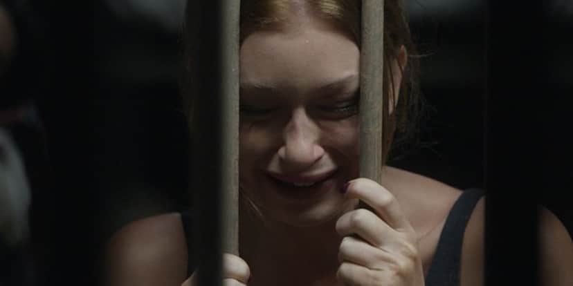 Eliza (Marina Ruy Barbosa) é presa em Totalmente Demais (Foto: Reprodução/Globo) Eliza (Marina Ruy Barbosa) é presa em Totalmente Demais (Foto: Reprodução/Globo)
