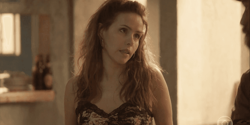 Gilda (Leona Cavalli) será apunhalada pelo marido abusador em Totalmente Demais (Foto: Reprodução/Globo) Gilda (Leona Cavalli) será apunhalada pelo marido abusador em Totalmente Demais (Foto: Reprodução/Globo)