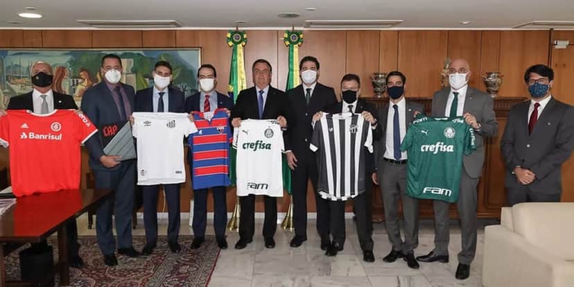 Bolsonaro com dirigentes de clubes de futebol. (Foto: Divulgação) Bolsonaro com dirigentes de clubes de futebol. (Foto: Divulgação)