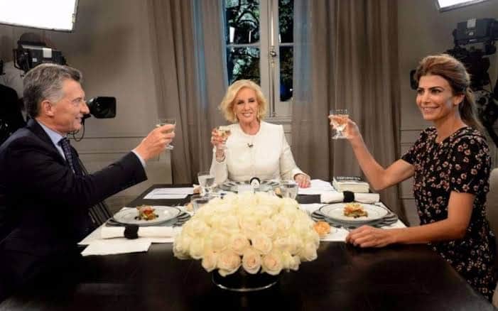 Mirtha Legrand no cenário do Almorzando, que poderá ser adaptado pela Band (foto: Divulgação/eltrece) Mirtha Legrand no cenário do Almorzando, que poderá ser adaptado pela Band (foto: Divulgação/eltrece)