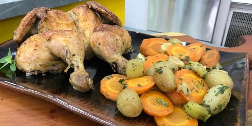 Frango assado aberto com legumes salteados feito por Ana Maria Braga (Foto: Reprodução) Frango assado aberto com legumes salteados feito por Ana Maria Braga (Foto: Reprodução)