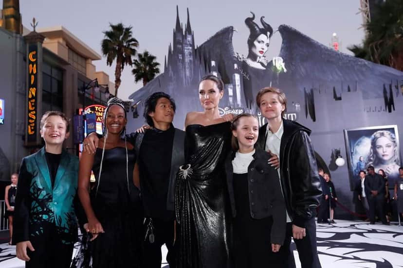 Angelina Jolie usa os filhos para saber da vida de Brad Pitt (Foto: Reprodução) Angelina Jolie usa os filhos para saber da vida de Brad Pitt (Foto: Reprodução)