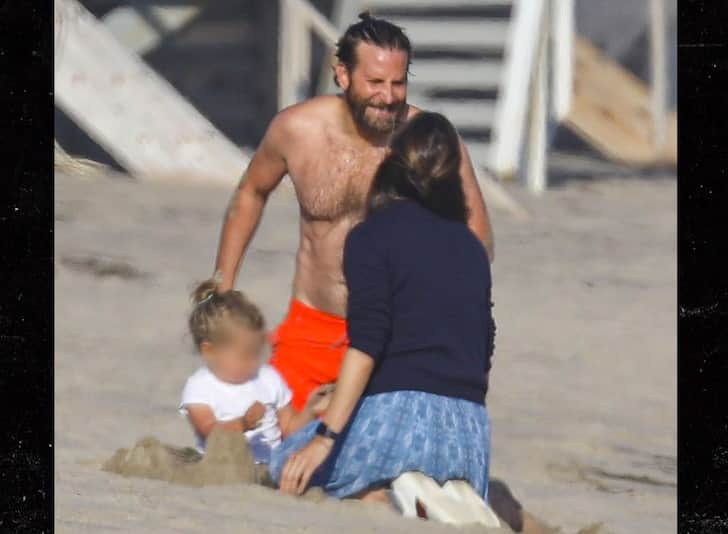 Bradley Cooper, filha e Jennifer Garner curtindo uma praia em Malibu (Foto: Reprodução) Bradley Cooper, filha e Jennifer Garner curtindo uma praia em Malibu (Foto: Reprodução)