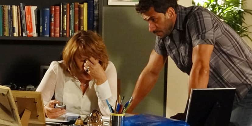 Danielle (Renata Sorrah) recusa ajuda de Enzo (Julio Rocha) em Fina Estampa (Foto: Reprodução/Globo) Danielle (Renata Sorrah) recusa ajuda de Enzo (Julio Rocha) em Fina Estampa (Foto: Reprodução/Globo)