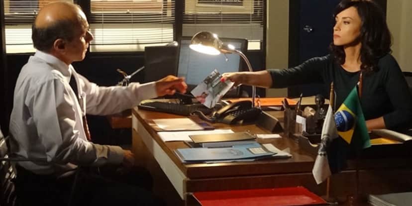 Delegado vê a foto da assassina de Marcela (Suzana Pires) e confirma que é Tereza Cristina (Christiane Torloni) (Foto: Reprodução/Globo) Delegado vê a foto da assassina de Marcela (Suzana Pires) e confirma que é Tereza Cristina (Christiane Torloni) (Foto: Reprodução/Globo)