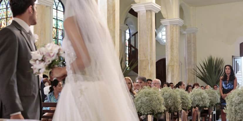 Zuleika (Juliana Knust) invade casamento de Amália (Sophie Charlotte) e Rafael (Marco Pigossi) (Foto: Reprodução/Globo) Zuleika (Juliana Knust) invade casamento de Amália (Sophie Charlotte) e Rafael (Marco Pigossi) (Foto: Reprodução/Globo)