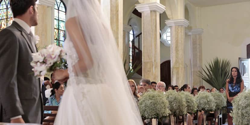 Zuleika (Juliana Knust) invade casamento de Amália (Sophie Charlotte) e Rafael (Marco Pigossi) (Foto: Reprodução/Globo) Zuleika (Juliana Knust) invade casamento de Amália (Sophie Charlotte) e Rafael (Marco Pigossi) (Foto: Reprodução/Globo)