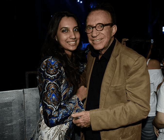 O humorista e sua namorada, 56 anos mais nova (Foto: reprodução) O humorista e sua namorada, 56 anos mais nova (Foto: reprodução)