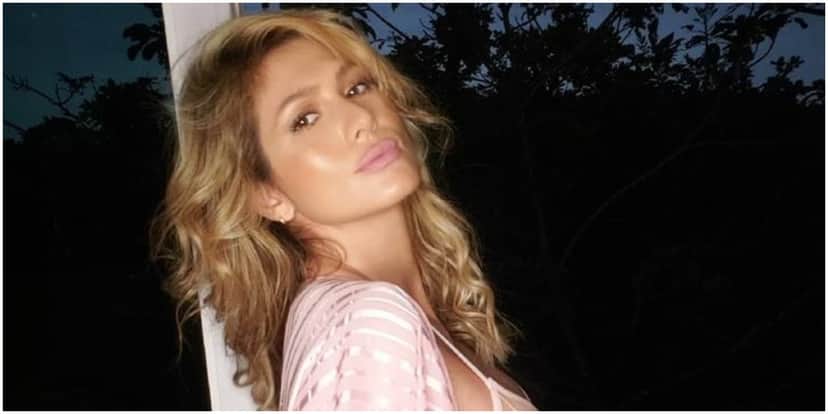 Lívia Andrade surgiu sensualizando (Foto: Reprodução) Lívia Andrade surgiu sensualizando (Foto: Reprodução)