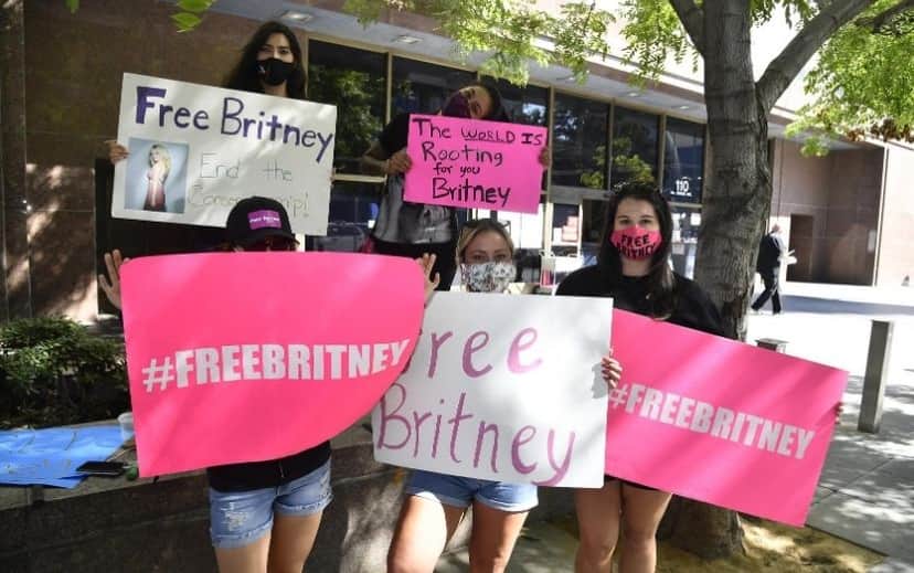 Fãs em protestos pela liberdade de Britney Spears (Foto: Reprodução) Fãs em protestos pela liberdade de Britney Spears (Foto: Reprodução)