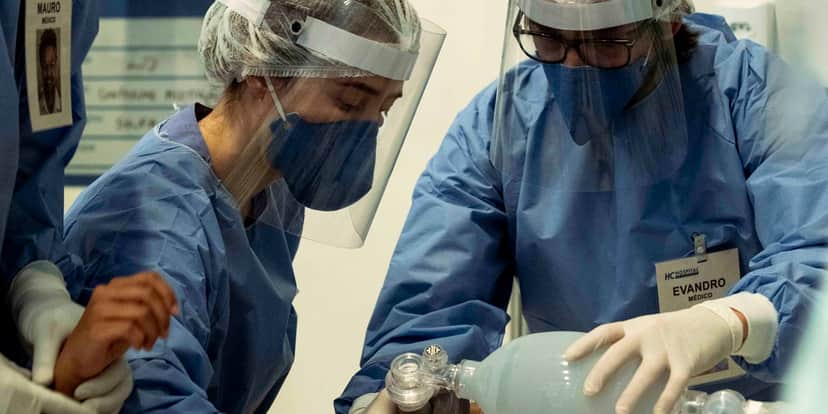 Mauro (David Junior), Carolina (Marjorie Estiano) e Evandro (Julio Andrade) atendem paciente no Hospital de Campanha cenográfico de Sob Pressão, montado nos Estúdios Globo (Foto: Globo/João Faissal)