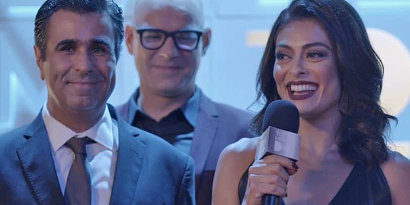 Carolina (Juliana Paes) é anunciada por Hugo (Orã Figueiredo) como nova diretora da revista em Totalmente Demais (Foto: Reprodução/Globo) Carolina (Juliana Paes) é anunciada por Hugo (Orã Figueiredo) como nova diretora da revista em Totalmente Demais (Foto: Reprodução/Globo)