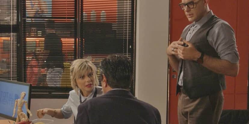 Hugo (Orã Figueiredo) compra a revista Totalmente Demais (Foto: Reprodução/Globo) Hugo (Orã Figueiredo) compra a revista Totalmente Demais (Foto: Reprodução/Globo)
