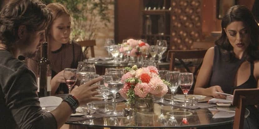 Rafael (Daniel Rocha), Eliza (Marina Ruy Barbosa) e Carolina (Juliana Paes) em cena de Totalmente Demais (Foto: Reprodução/Globo) Rafael (Daniel Rocha), Eliza (Marina Ruy Barbosa) e Carolina (Juliana Paes) em cena de Totalmente Demais (Foto: Reprodução/Globo)