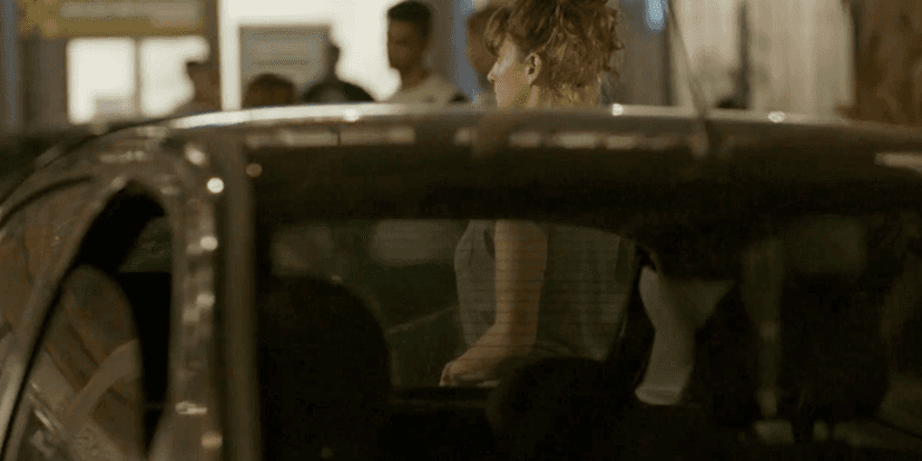 Sofia (Priscila Steinman) é flagrada pelo irmão em Totalmente Demais (Foto: Reprodução/Globo)