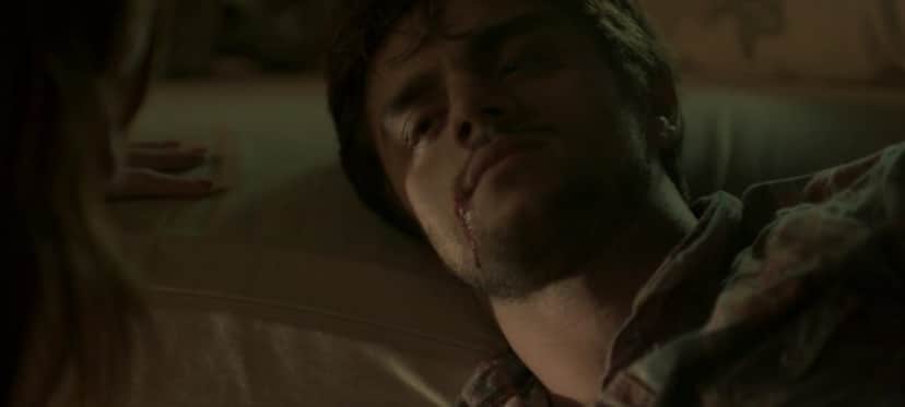 Jonatas está com sangue escorrendo na boca e expressão de dor em cena de Totalmente Demais Jonatas está com sangue escorrendo na boca e expressão de dor em cena de Totalmente Demais