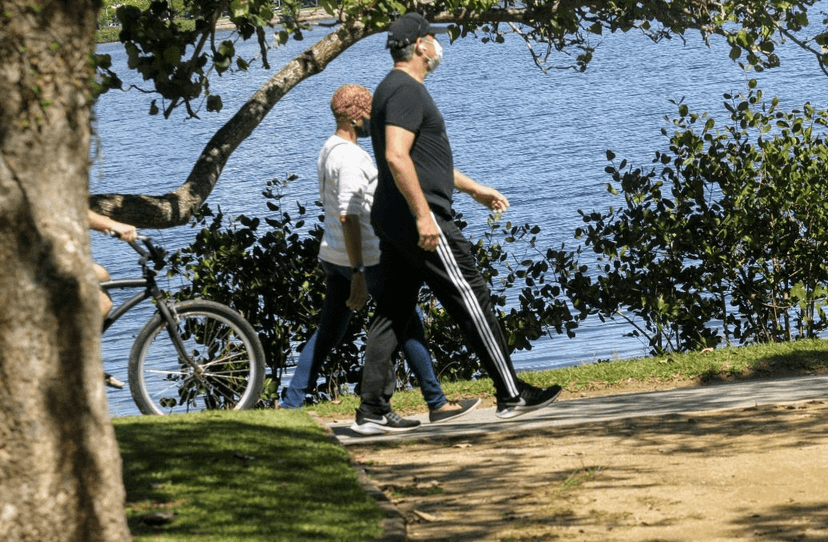 William Bonner foi flagrado fazendo uma caminhada ao lado de uma amiga (Foto: Daniel Delmiro/ Ag News) William Bonner foi flagrado fazendo uma caminhada ao lado de uma amiga (Foto: Daniel Delmiro/ Ag News)