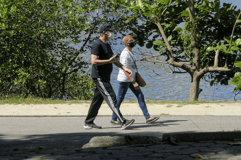 William Bonner foi flagrado fazendo uma caminhada ao lado de uma amiga (Foto: Daniel Delmiro/ Ag News) William Bonner foi flagrado fazendo uma caminhada ao lado de uma amiga (Foto: Daniel Delmiro/ Ag News)