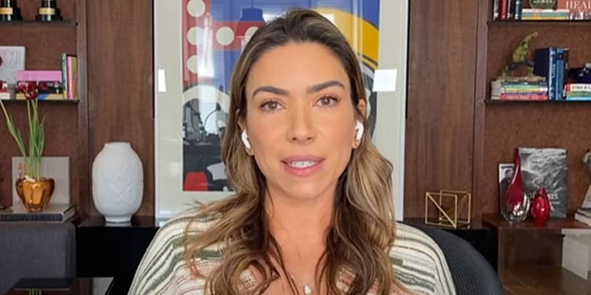Pedro: Patrícia Abravanel apareceu segurando armas de brinquedo ao lado do marido e dos filhos e gerou polêmica (Foto: Reprodução) Pedro: Patrícia Abravanel apareceu segurando armas de brinquedo ao lado do marido e dos filhos e gerou polêmica (Foto: Reprodução)