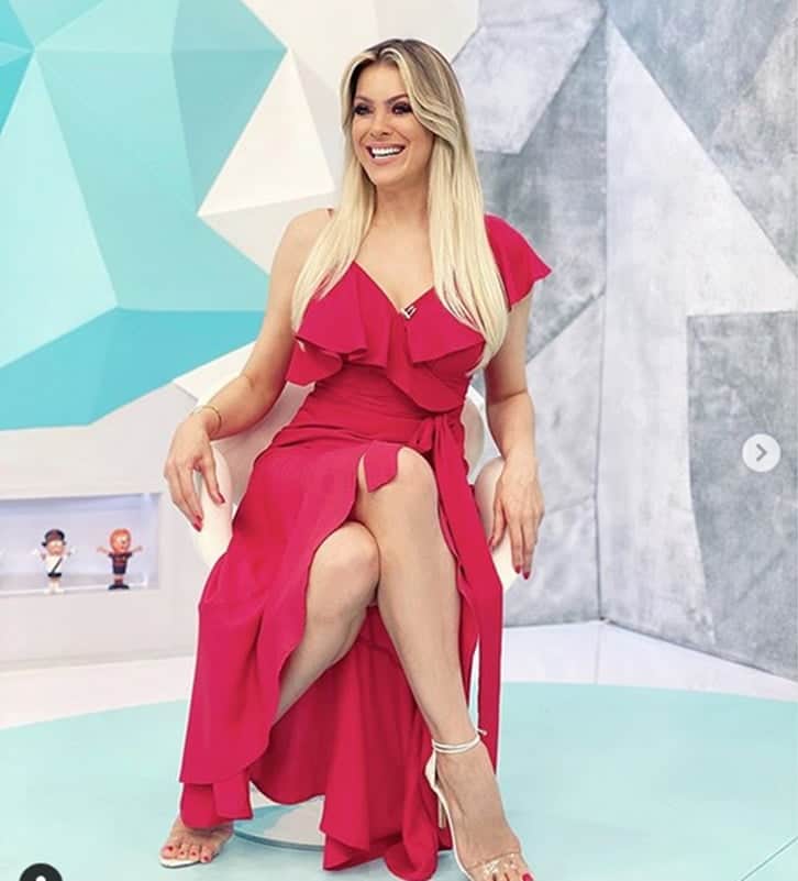 Renata Fan exibiu os seus pernões em foto (Imagem: Reprodução) Renata Fan exibiu os seus pernões em foto (Imagem: Reprodução)