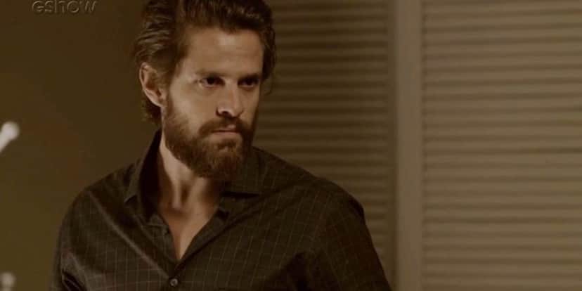 Vitor (Alejandro Claveaux) é expulso de casa pela policial após traição em A Força do Querer (Foto: Reprodução/Globo) Vitor (Alejandro Claveaux) é expulso de casa pela policial após traição em A Força do Querer (Foto: Reprodução/Globo)