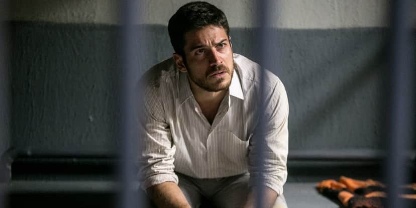 Zeca (Marco Pigossi) é preso após atirar em barqueiro em A Força do Querer (Foto: Globo/Raquel Cunha) Zeca (Marco Pigossi) é preso após atirar em barqueiro em A Força do Querer (Foto: Globo/Raquel Cunha)