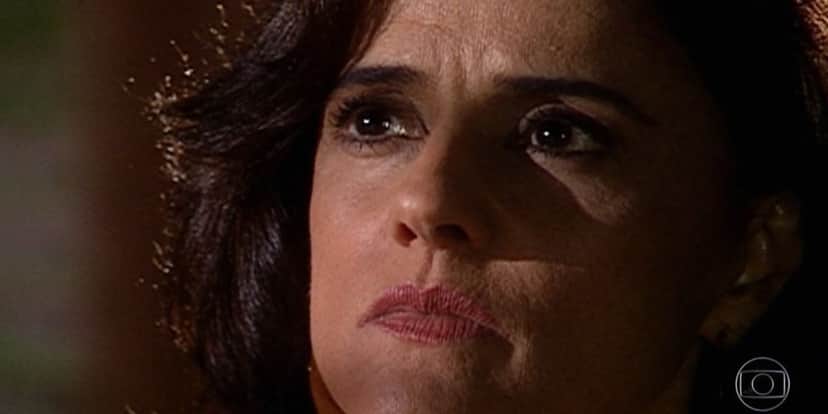 Na imagem de Laços de Família um close no rosto de Alma, mulher branca dos olhos e cabelos castanhos com expressão de raiva Na imagem de Laços de Família um close no rosto de Alma, mulher branca dos olhos e cabelos castanhos com expressão de raiva