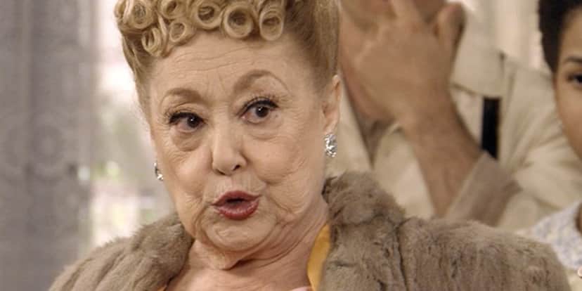 Paulina (Suely Franco) revela o passado de Cunegundes (Elizabeth Savala) em Eta Mundo Bom (Foto: Reprodução/Globo) Paulina (Suely Franco) revela o passado de Cunegundes (Elizabeth Savala) em Eta Mundo Bom (Foto: Reprodução/Globo)