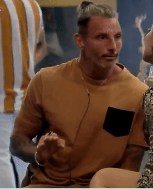 A Fazenda No reality show da TV dos bispos, jornalista Juliano foi esquecido por Mc Mirella que assumiu desconhecer o trabalho do rapaz e não achar ele famoso (Foto: Reprodução) A Fazenda No reality show da TV dos bispos, jornalista Juliano foi esquecido por Mc Mirella que assumiu desconhecer o trabalho do rapaz e não achar ele famoso (Foto: Reprodução)