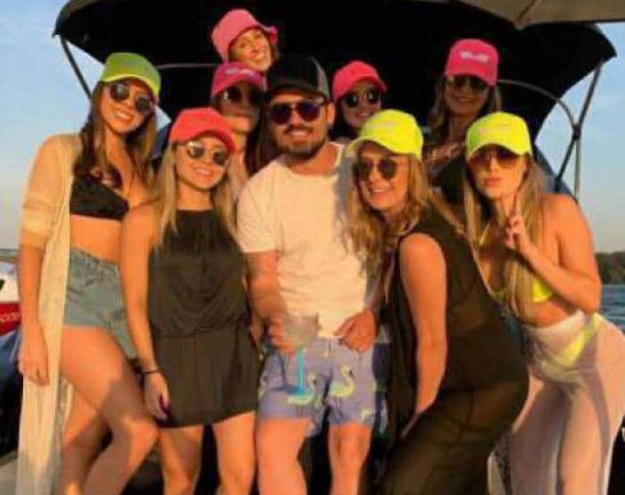 Fernando fez passeio de barco rodeado de várias mulheres (Foto: Reprodução) Fernando fez passeio de barco rodeado de várias mulheres (Foto: Reprodução)