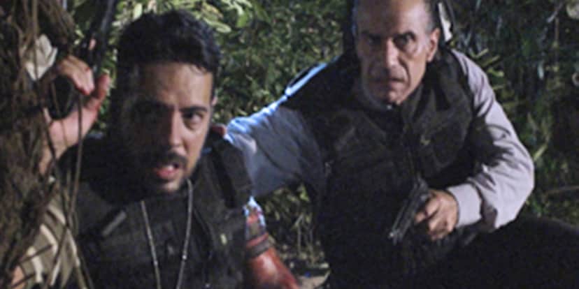 Policiais em perseguição contra Ferdinand (Carlos Machado) em Fina Estampa (Foto: Reprodução/Globo) Policiais em perseguição contra Ferdinand (Carlos Machado) em Fina Estampa (Foto: Reprodução/Globo)