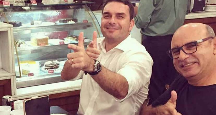 Flávio Bolsonaro ao lado de Fabrício Queiroz; os dois são investigados pelo MP-RJ em escândalo que atinge a família do presidente (Reprodução) Flávio Bolsonaro ao lado de Fabrício Queiroz; os dois são investigados pelo MP-RJ em escândalo que atinge a família do presidente (Reprodução)