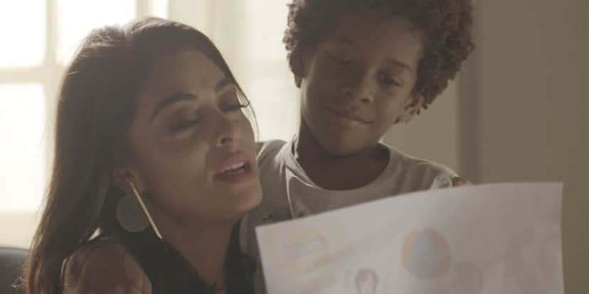Carolina (Juliana Paes) e Gabriel (Ícaro Zulu) em cena de Totalmente Demais (Foto: Reprodução/Globo) Carolina (Juliana Paes) e Gabriel (Ícaro Zulu) em cena de Totalmente Demais (Foto: Reprodução/Globo)