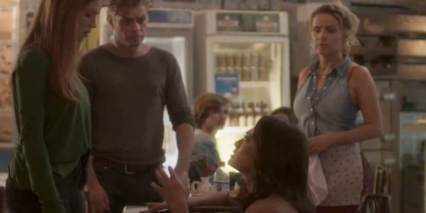 Carolina (Juliana Paes) se rasteja pelo perdão de Eliza (Marina Ruy Barbosa) em Totalmente Demais (Foto: Reprodução/Globo) Carolina (Juliana Paes) se rasteja pelo perdão de Eliza (Marina Ruy Barbosa) em Totalmente Demais (Foto: Reprodução/Globo)