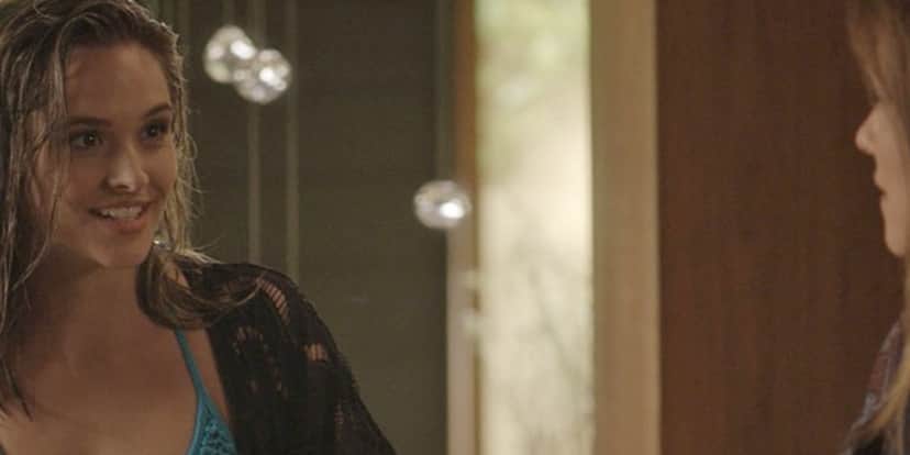 Cassandra (Juliana Paiva) descobre segredo de Lili (Vivianne Pasmanter) em Totalmente Demais (Foto: Reprodução/Globo) Cassandra (Juliana Paiva) descobre segredo de Lili (Vivianne Pasmanter) em Totalmente Demais (Foto: Reprodução/Globo)