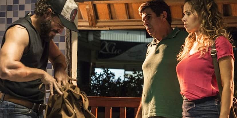 Dino (Paulo Rocha) cai em armadilha, mas foge em Totalmente Demais (Foto: Ellen Soares/Globo) Dino (Paulo Rocha) cai em armadilha, mas foge em Totalmente Demais (Foto: Ellen Soares/Globo)