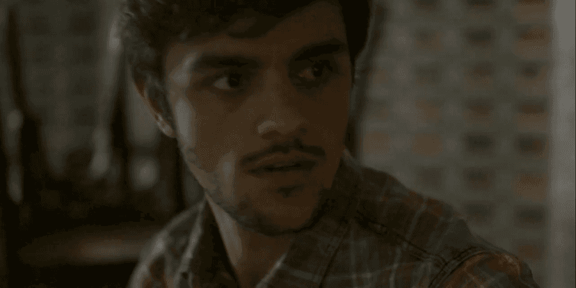 Jonatas (Felipe Simas) é esfaqueado ao tentar salvar Eliza (Marina Ruy Barbosa) em Totalmente Demais (Foto: Reprodução/Globo) Jonatas (Felipe Simas) é esfaqueado ao tentar salvar Eliza (Marina Ruy Barbosa) em Totalmente Demais (Foto: Reprodução/Globo)