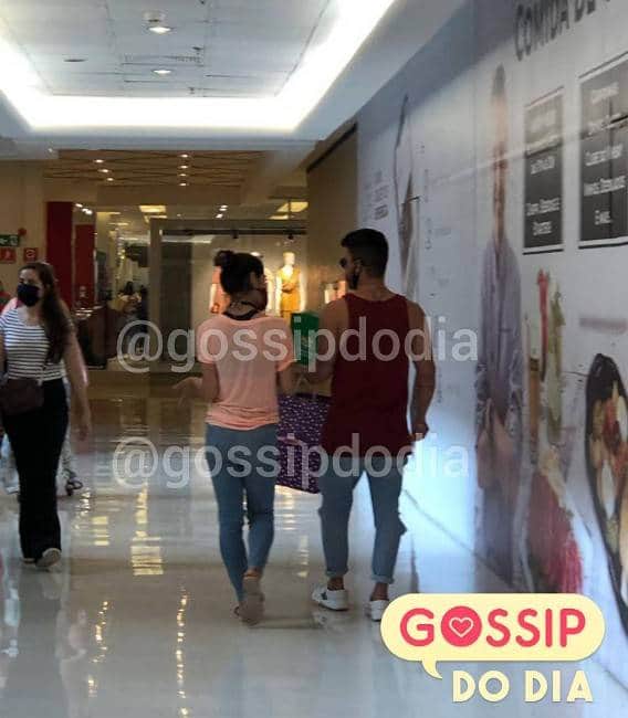 Mayra Cardi e Arthur Aguiar durante passeio no shopping (Foto: Reprodução) Mayra Cardi e Arthur Aguiar durante passeio no shopping (Foto: Reprodução)