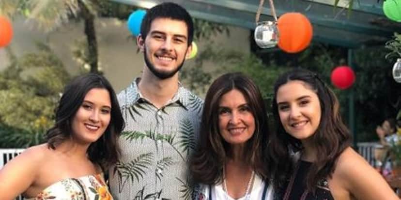 Fátima Bernardes ao lado dos seus filhos trigêmeos (Foto: Reprodução) Fátima Bernardes ao lado dos seus filhos trigêmeos (Foto: Reprodução)