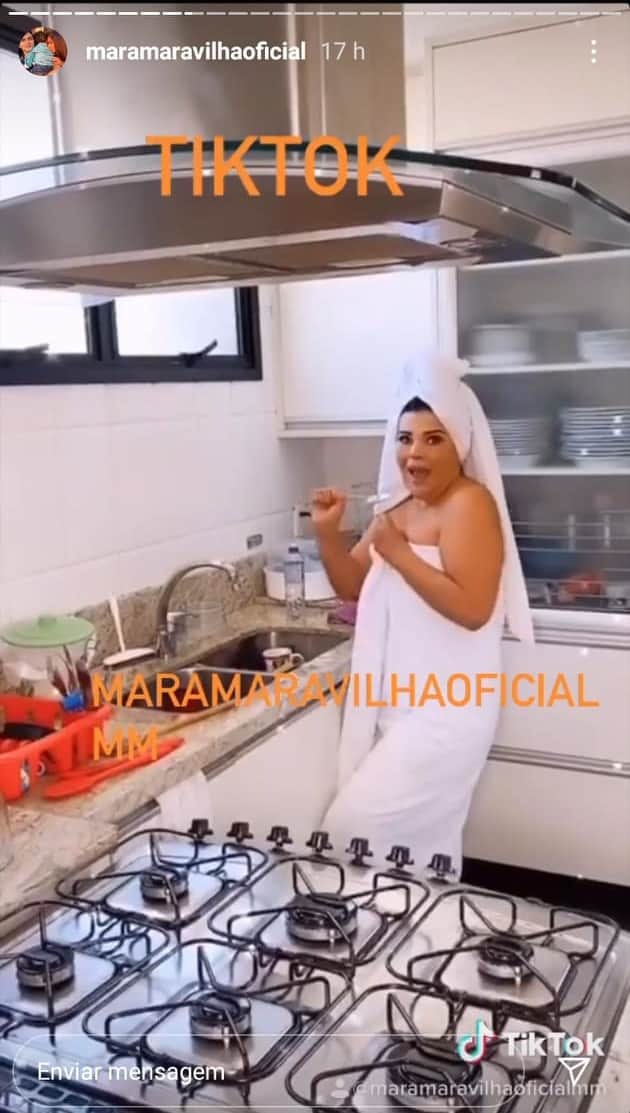 Mara Maravilha quase mostrou demais enrolada em toalha (Foto: Reprodução) Mara Maravilha quase mostrou demais enrolada em toalha (Foto: Reprodução)