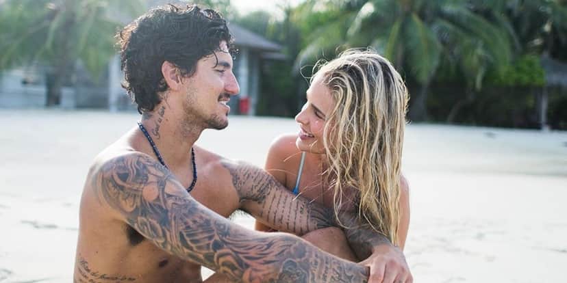 Gabriel Medina troca declarações com a namorada Yasmin Brunet em praia no litoral de São Paulo (Foto: Reprodução/Alex Postigo) Gabriel Medina troca declarações com a namorada Yasmin Brunet em praia no litoral de São Paulo (Foto: Reprodução/Alex Postigo)