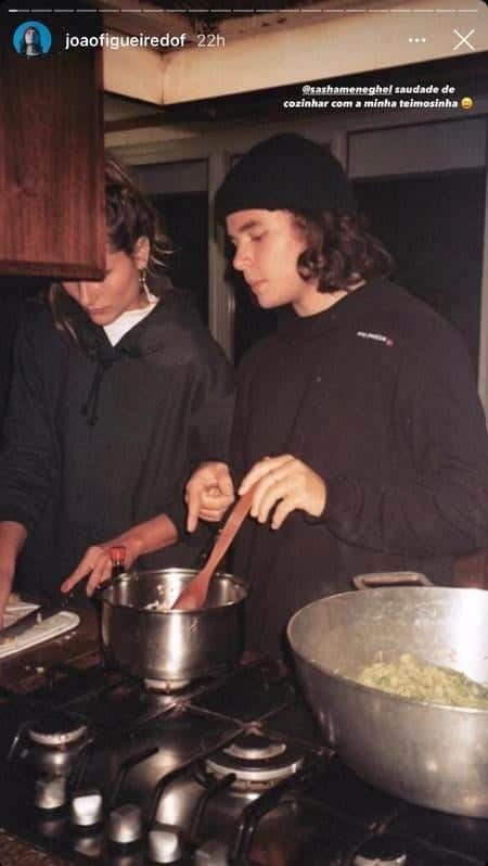 Sasha em momento íntimo com o namorado na cozinha (Foto: Reprodução) Sasha em momento íntimo com o namorado na cozinha (Foto: Reprodução)