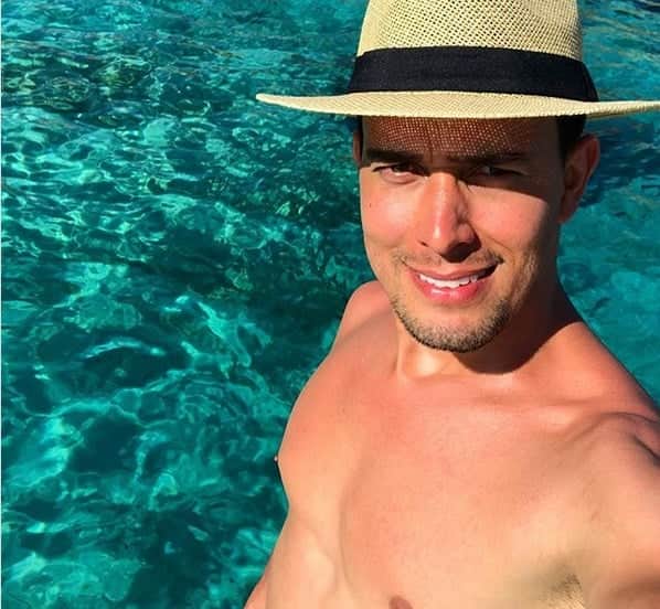 Thiago Salvático se exibiu em foto sem camisa (Imagem: Reprodução) Thiago Salvático se exibiu em foto sem camisa (Imagem: Reprodução)