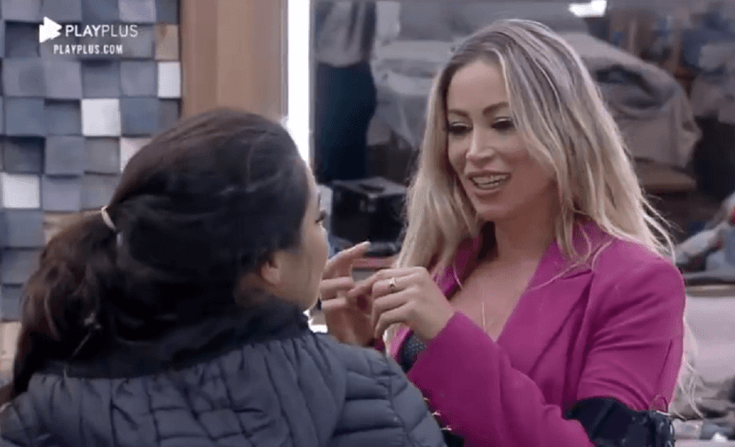 Carol Narizinho e Raissa voltaram a conversar no reality show da Record TV A Fazenda 12 (Foto: Reprodução)
