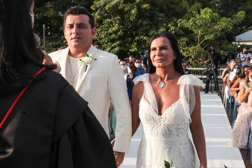 Gretchen e o noivo Esdras de Souza, na cerimônia de casamento - Foto divulgação Gretchen e o noivo Esdras de Souza, na cerimônia de casamento - Foto divulgação