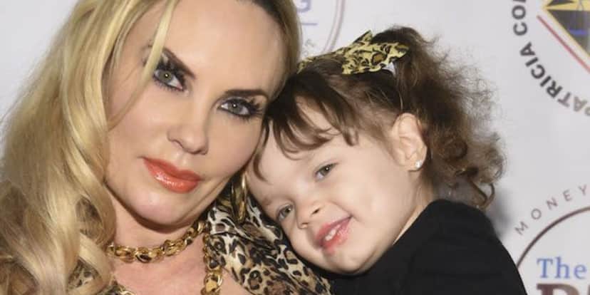 Atriz beija filha de apenas 4 anos e é detonada (Foto: Reprodução)