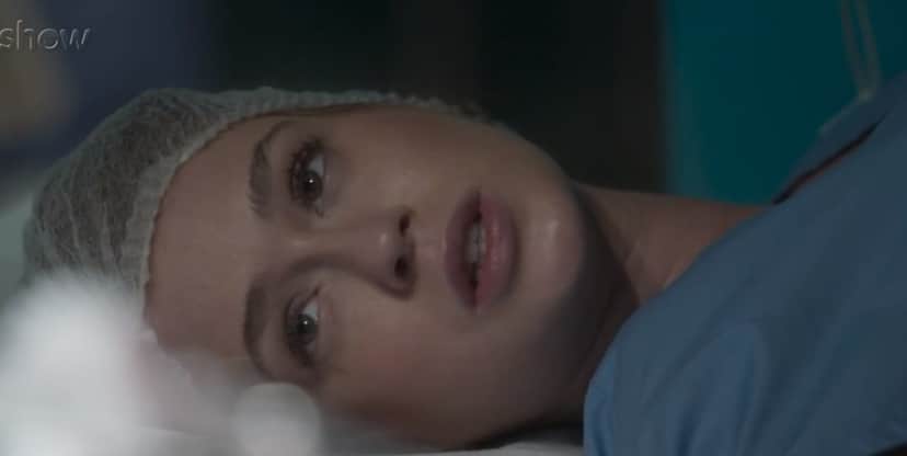 Eliza de Totalmente Demais está deitada na mesa de cirurgia Totalmente Demais Eliza de Totalmente Demais está deitada na mesa de cirurgia Totalmente Demais