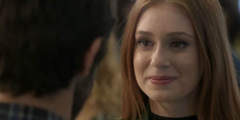 Eliza de Totalmente Demais sorri para Jonatas que está de frente para ela Eliza de Totalmente Demais sorri para Jonatas que está de frente para ela